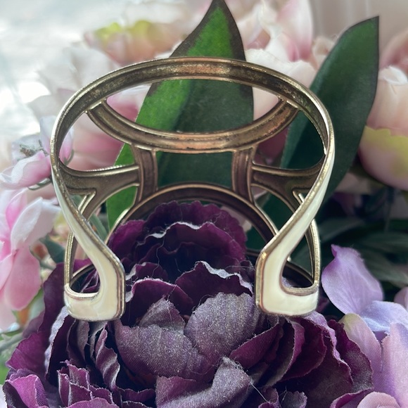 🤍💖✨ Enamel Cream and Gold Cuff Bracelet - Picture 7 of 17